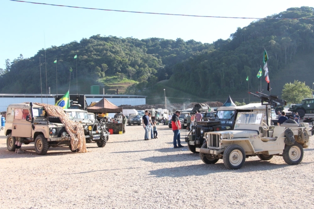 Exposição de veículos militares desperta curiosidade de visitantes na 29ª Fenajeep